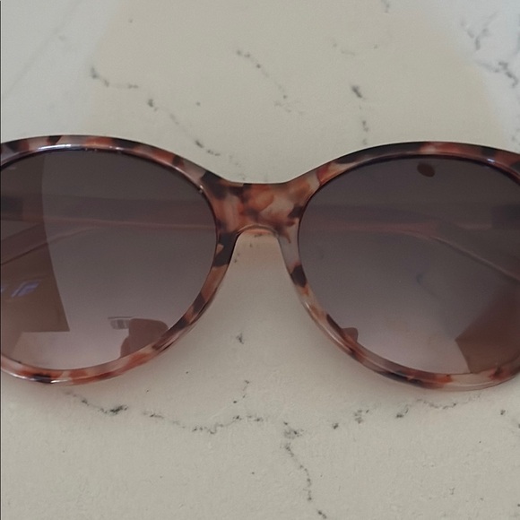 Chic Tortoiseshell Sunglasses - Picture 6 of 16